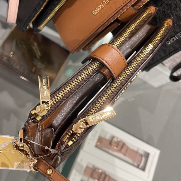 MICHAEL KORS LARGE DOUBLE ZIP WRISTLET PHONEHOLDER WALLET CLUTCH 
Brown - Picture 4 of 16